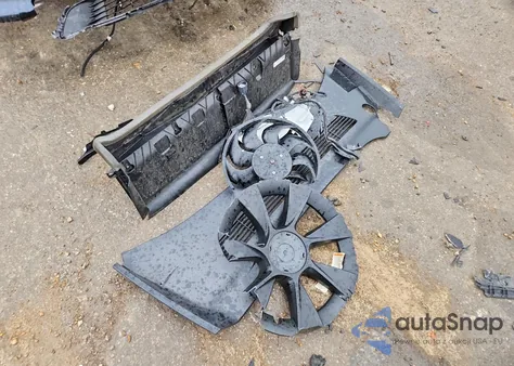 2024 Tesla Model Y z USA, uszkodzony, nr VIN 7SAYGAEEXRF003742